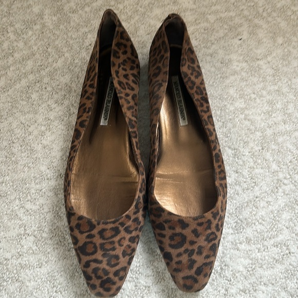 Manolo Blahnik leopard print flats - Picture 2 of 12